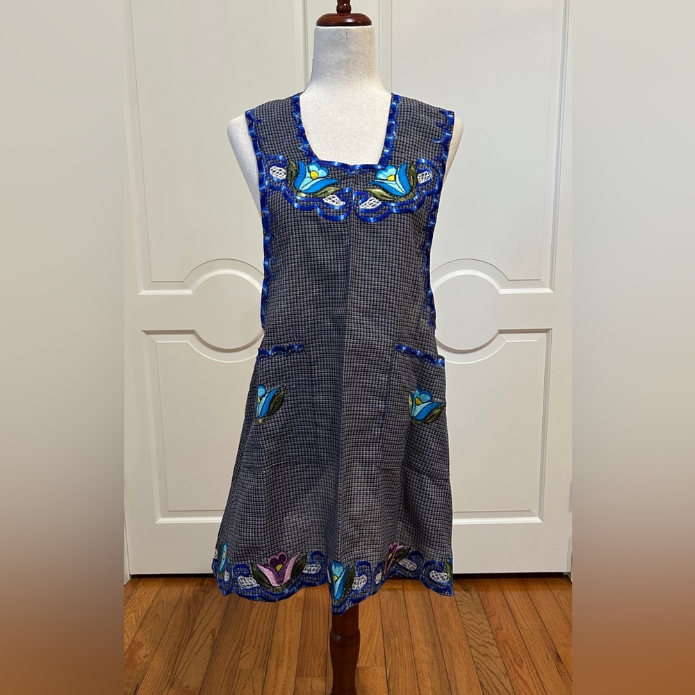 One of a Kind Traditional Oaxaca Apron  with pockets and flower Embroidery. M/L